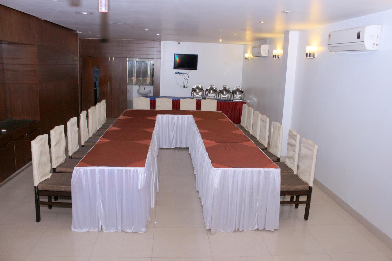 Hotel Aarya Inn Rāipur Buitenkant foto